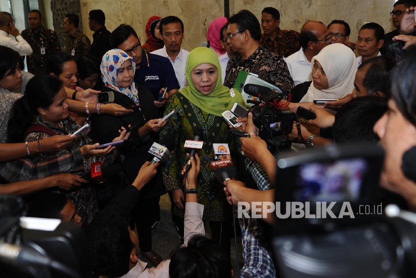 Menteri Sosial Khofifah Indar Parawansa menjawab pertanyaan media saat akan memberi pengarahan pada pembukaan Rakornas Sinkronisasi Data Kemiskinan Tahun 2016 Wilayah Barat di Jakarta, Kamis (11/2).