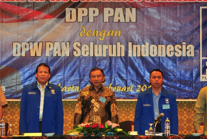 Taufik Kurniawan bersama dengan  Amien Rais, dan Wakil Ketua Umum PAN (tengah), dan Dradjad Wibowo (kanan)
