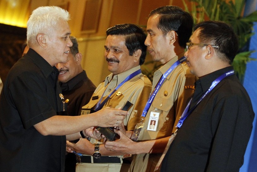 RAKORNAS PENGENDALIAN INFLASI. Menko Perekonomian Hatta Rajasa (kiri) menyerahkan plakat penghargaan Pengelolaan Inflasi Daerah Terbaik tingkat kabupaten/kota kepada Walikota Surakarta Joko Widodo (kedua kanan), Walikota Balikpapan Rizal Effendi (kanan) da