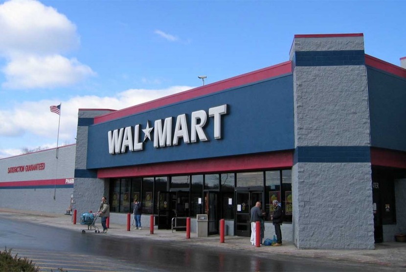 Raksasa ritel Amerika Serikat Walmart. Kekayaan keluarga terkaya di dunia yang juga merupakan pemilik jaringan perusahaan ritel Walmart, Walton, turun 11,4 miliar dolar AS atau setara Rp 170,920 triliun (kurs Rp 14.993 per dolar AS). 