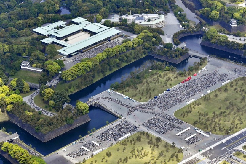 Rakyat Jepang mengantre di Imperial Palace, Tokyo untuk melihat Kaisar baru Naruhito, Sabtu (4/5).