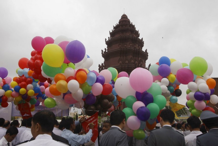 Rakyat Kamboja merayakan 64 tahun kemerdekaan dari Prancis di Phnom Penh, Kamboja, Kamis (9/11).