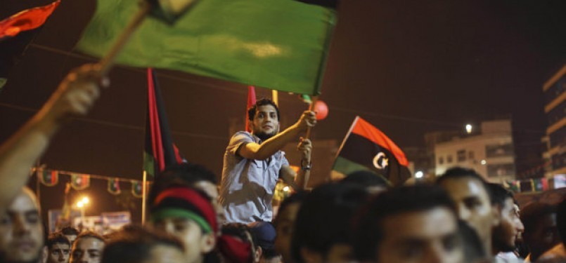 Rakyat Libya berkumpul di Benghazi, Ahad (21/8). Oposisi di Libya sudah mengumumkan berakhirnya rejim Qaddafi. Namun, perlawanan di sejumlah wilayah masih terjadi.