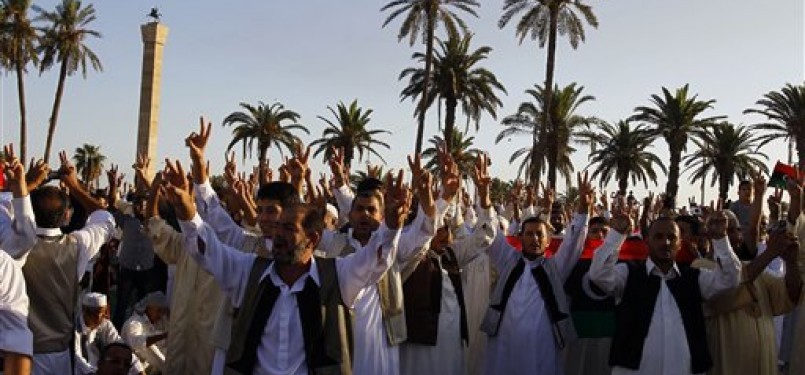 Rakyat Libya berkumpul merayakan Idul Fitri dan kejatuhan rezim Qadafi di Lapangan Hijau, di ibukota Tripoli, Rabu (31/8).
