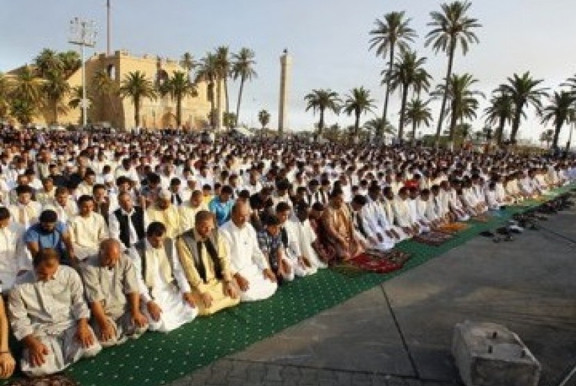 Rakyat Libya melakukan shalat Ied di Lapangan Hijau, di ibukota Tripoli, Rabu (31/8).
