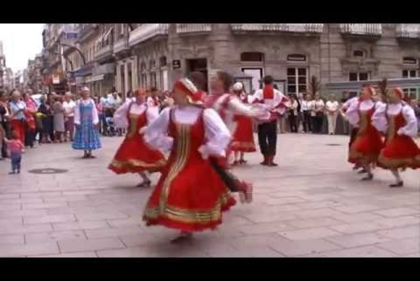 Rakyat menari di jalanan Rusia