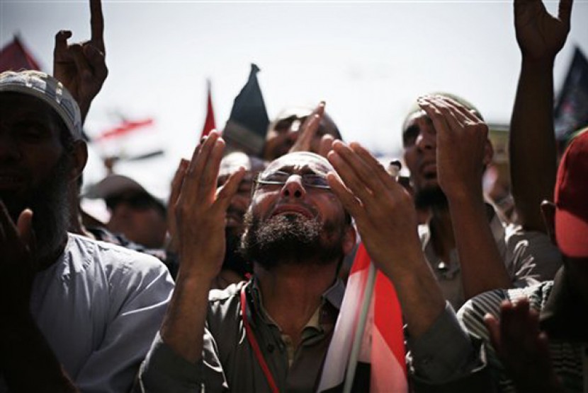 Rakyat Mesir bersyukur atas kemenangan Mohammed Mursi dalam pemilihan presiden Mesir. Mereka berkumpul di Bundaran Tahrir, Kairo, Mesir, Ahad (24/6).