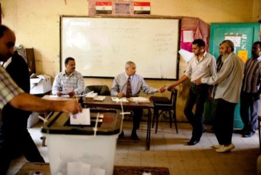   Rakyat Mesir memberikan suara mereka di tempat pemungutan suara pada hari kedua pemilihan presiden Mesir di kairo,Mesir, Kamis (24/5). 