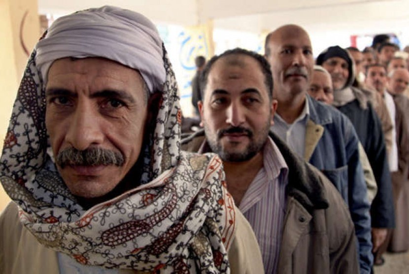 Rakyat Mesir mendatangi tempat pemungutan suara dalam referendum konstitusi baru.