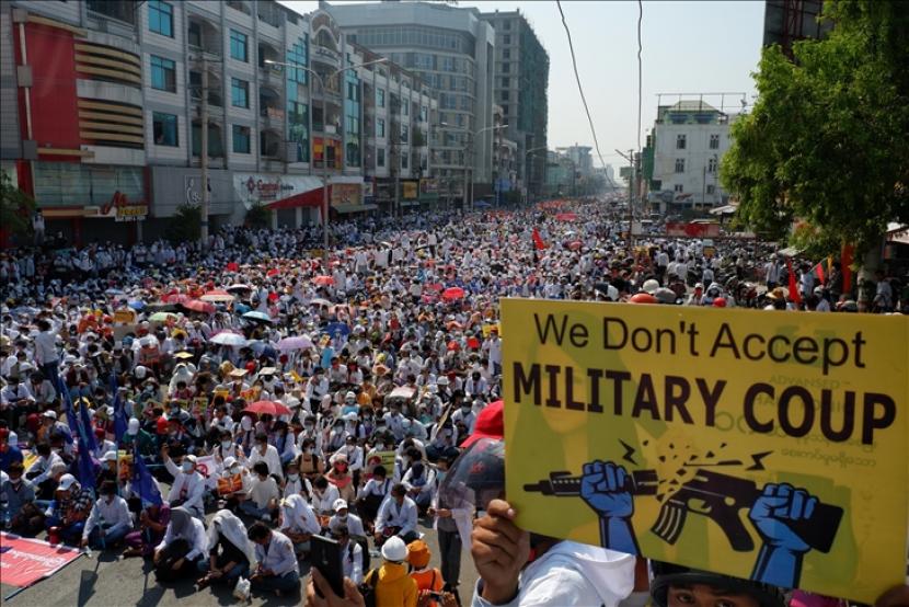 Rakyat Myanmar berkumpul untuk memprotes kudeta militer dan penahanan para pemimpin pro-demokrasi di Mandalay, Myanmar, 22 Februari 2021. Semua komponen yang mengarah ke perang saudara sudah terlihat di Myanmar.