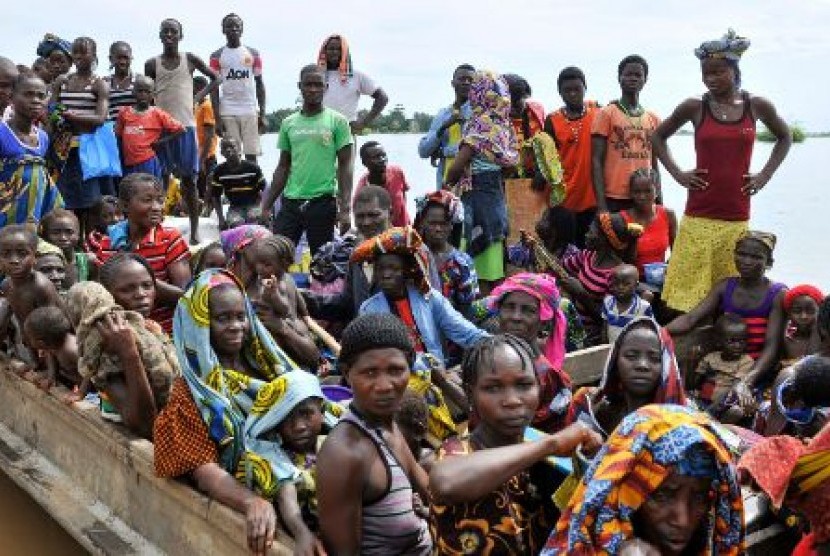 Rakyat Nigeria menggunakan perahu mengungsi dari tempat tinggalnya akibat banjir parah yang melanda negara itu sejak Selasa (2/10/2012) kemarin.