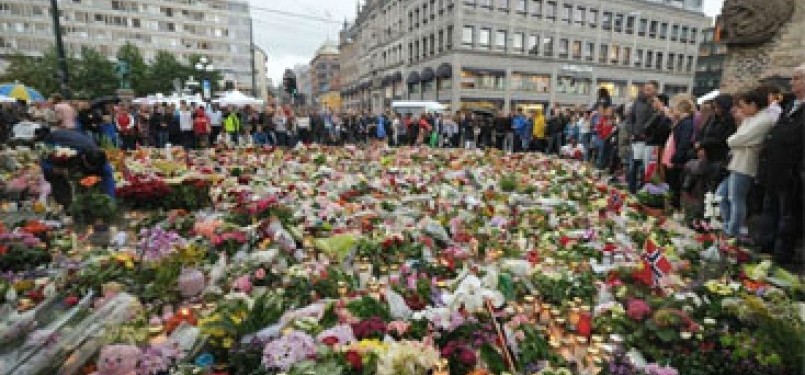 Rakyat Norwegia berkumpul di depan Katedral di Oslo dalam rangka berkabung