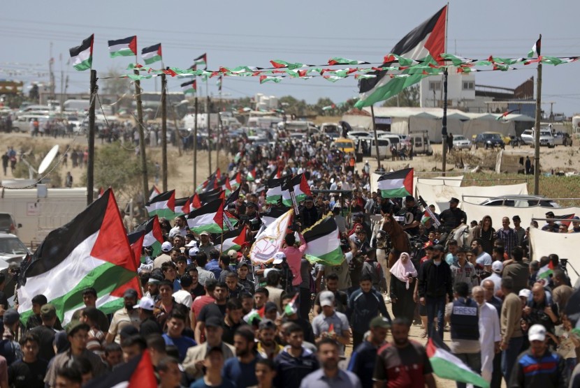 104 Tahun Deklarasi Balfour, Palestina Tuntut Maaf Inggris. Rakyat Palestina menggelar demonstrasi di perbatasan Israel dengan Jalur Gaza, Rabu (15/5). Palestina memperingati Hari Nakbah ke-71 yang menandai pengusiran massal mereka saat perang Timur Tengah 1948. Demonstrasi terjadi di Tepi Barat dan Jalur Gaza.