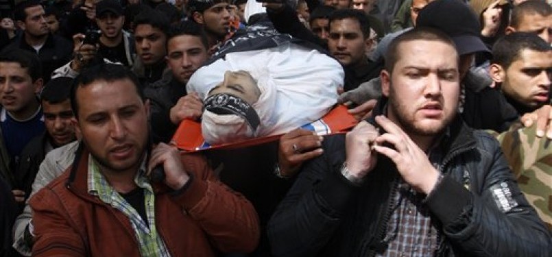 Rakyat Palestina mengusung jenazah Ahmed Salim, anggota sayap bersenjata Komite Perlawanan Rakyat (PRC) yang terbunuh serangan udara Israel, ke pemakaman di Kota Gaza, Palestina, Ahad (11/3).