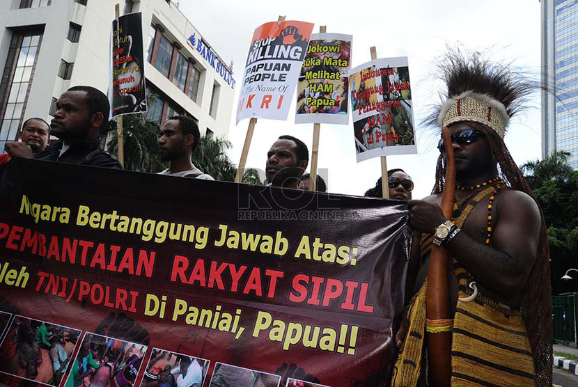 Rakyat Papua Demonstran dari Koalisi Peduli HAM Papua melakukan aksi damai di kawasan Bundaran HI, Jakarta, Senin (15/12).