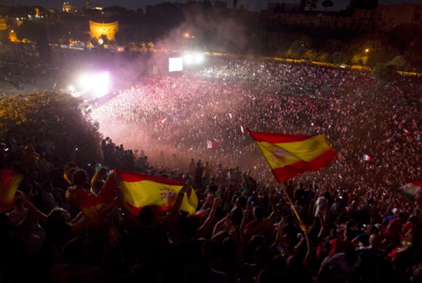 Rakyat Spanyol merayakan kemenangan La Furia Roja di laga final Piala Eropa 2012.