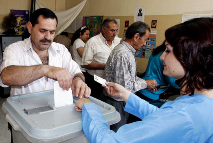 Rakyat Suriah memberikan suara pada pemilu parlemen pada Senin (7/5/2012)