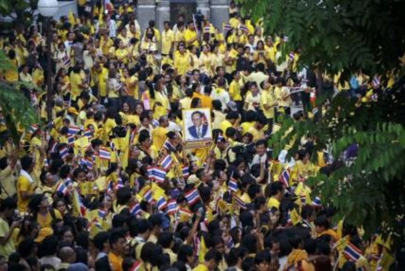 Rakyat Thailand berkumpul sambil mendoakan kesehatan sekaligus merayakan ulang tahun Raja Thailand yang sedang dirawat di RS di Bangkok, Jumat (5/12).