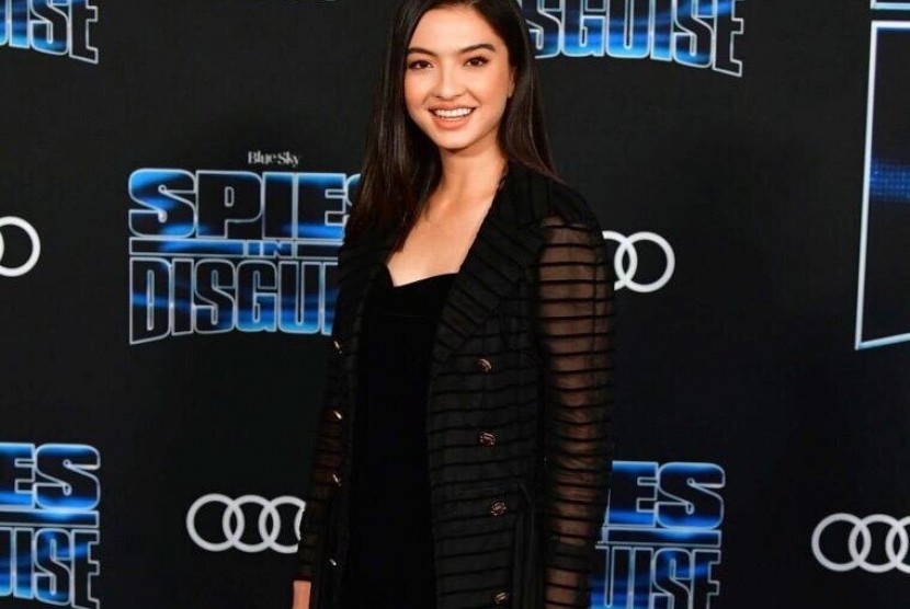 Raline Shah saat menghadiri premiere Spies in Disguise