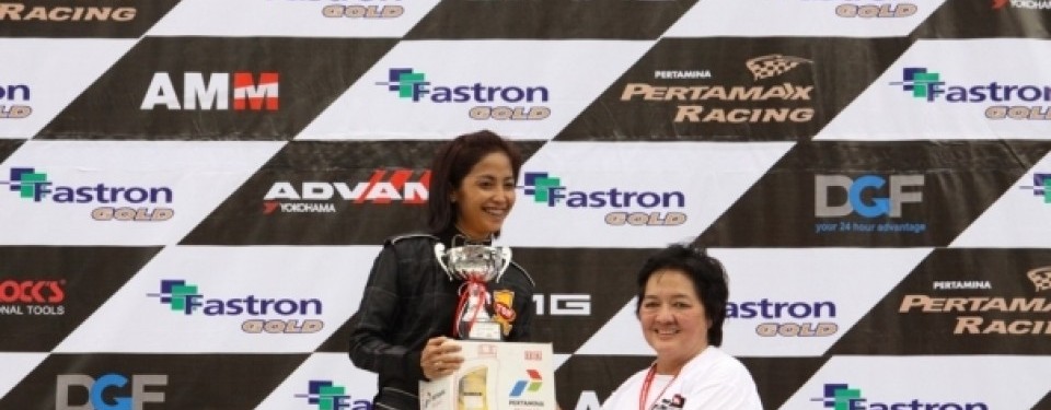 Rally Marina ketika naik podium - Time Attack Seri 1-2011