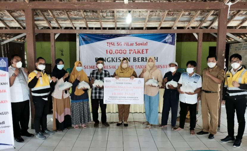 Ramadhan Berbagi SIG menyalurkan paket sembako gratis bagi masyarakat di Kabupaten Grobogan, Jawa Tengah, Selasa (12/4).