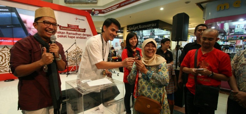 Ramadhan Fair: GM Sales & Customer Service Metro Jakarta Telkomsel Tb. Daniel Azhari saat mengunjungi Ramadhan Fair Telkomsel 2011, Mall Ambassador Jakarta. Telkomsel menggelar Ramadhan Fair serentak di 8 kota besar di Indonesia pada tanggal 19-21 Agustus 