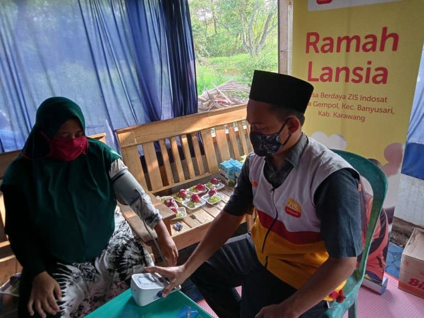 Ramah Lansia menyalurkan bantuan berupa Susu UHT, buah Apel dan Anggur serta masker dari Rumah Zakat dan ZIS Indosat.