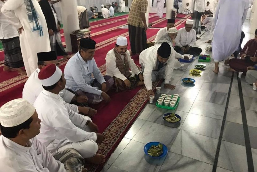 Ramah tamah seusai shalat Shubuh berjamaah di Masjid Agung Al-Falah Sigli, Banda Aceh.