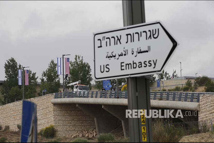 Rambu baru terpasang menunjukan arah menuju Kedutaan Besar AS di Kawasan Jerusalem Palestina, Senin (7/5)