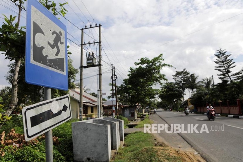 Rambu jalur penunjuk arah evakuasi jika terjadi  gelombang tsunami di Banda Aceh.