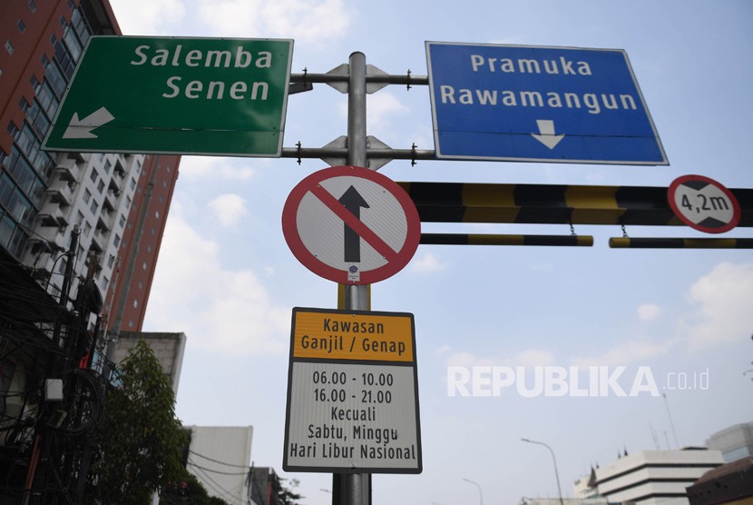 Rambu pembatasan kendaraan ganjil genap terpasang di kawasan Matraman, Jakarta, Ahad (8/9/2019). 