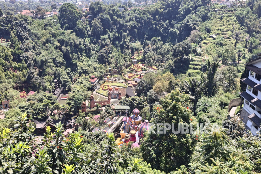Rambu-rambu Jalur Evakuasi di Objek Wisata TGAA Lembang, Kabupaten Bandung Barat. Kawasan Lembang Masuk Zona Merah Pegerakan Sesar Lembang.