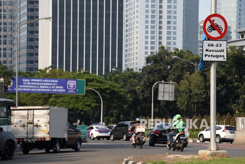 Rambu-rambu lalu lintas larangan kendaraan bermotor sudah terpasang di Jalan Jenderal Sudirman, Jakarta, Kamis (28/4). (Republika/Yasin Habibi) 