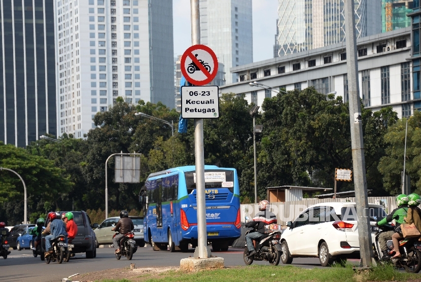 Rambu-rambu lalu lintas larangan kendaraan bermotor sudah terpasang di Jalan Jenderal Sudirman, Jakarta, Kamis (28/4). (Republika/Yasin Habibi)