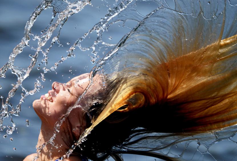 Rambut basah (Ilustrasi). Keluar rumah dengan rambut basah ketika cuaca dingin bisa menyebabkan penurunan suhu tubuh. Itu bisa membuat sistem kekebalan tubuh melemah. 