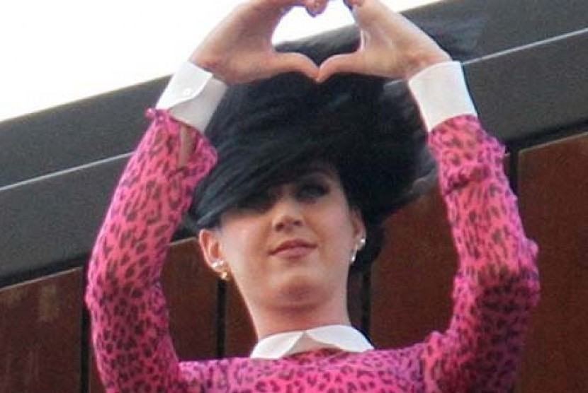 Rambut Katy Perry tertiup angin