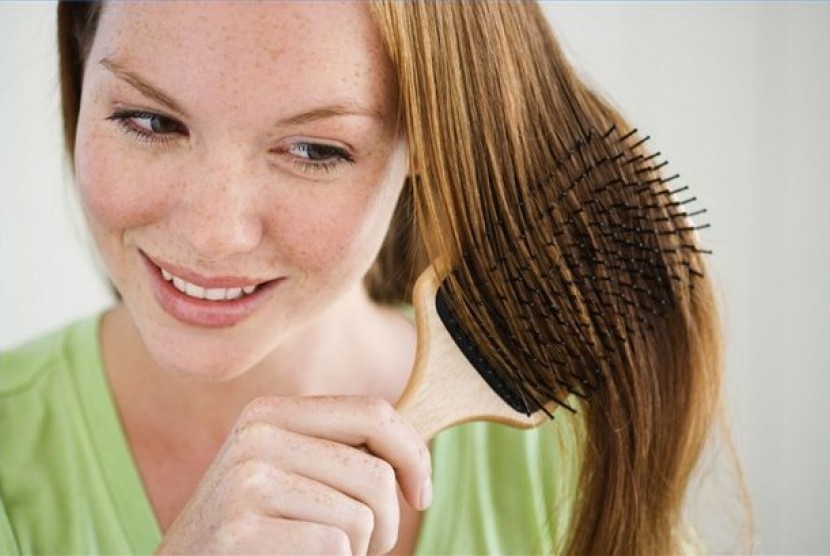 Mengeringkan rambut secara alami lebih bagus ketimbang dengan menggunakan alat.
