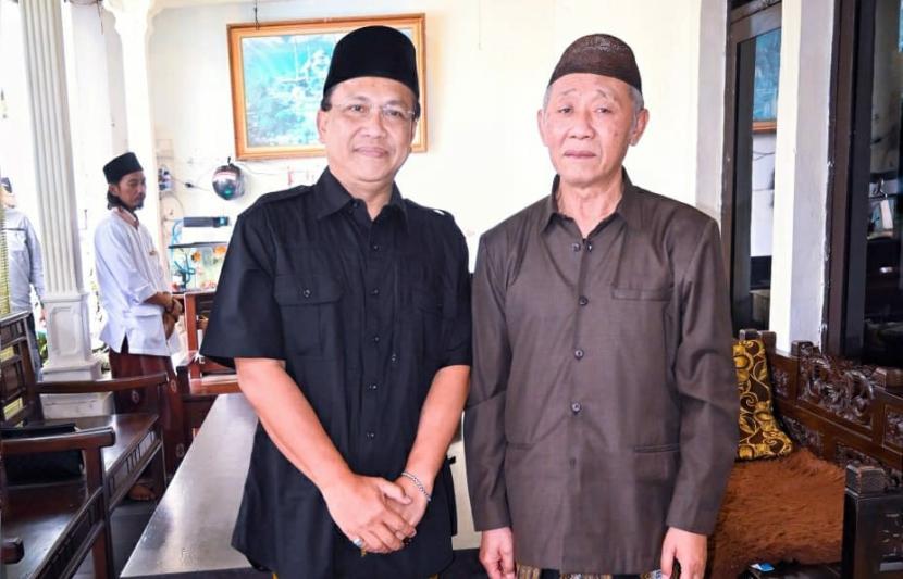 Ramdhanu Dwiyantoro (kiri) bersama Pimpinan Pondok Pesantren Ngalah, Pasuruan, KH Soleh Baharudin.