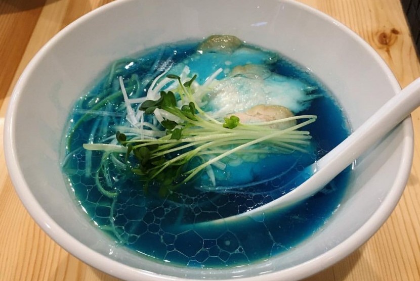 Ramen kuah biru.