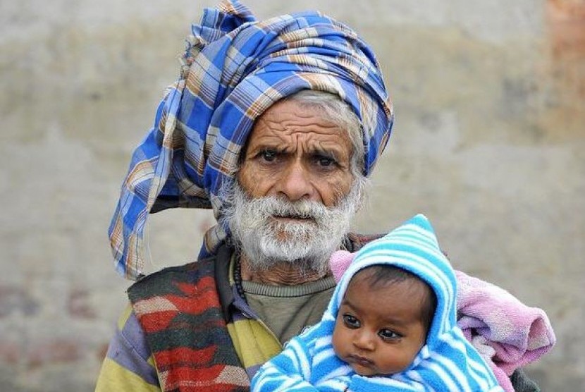 Ramjeet Raghav menggendong anaknya.