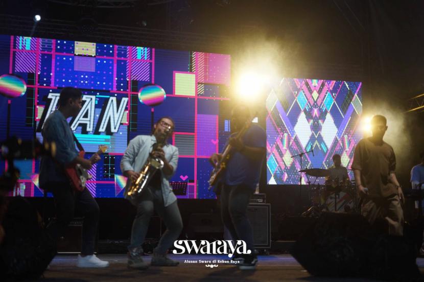 RAN memberikan penampilan penuh kejutan untuk penonton di hari kedua festival musik Swaraya di Kebun Raya Bogor, Sabtu (25/6).