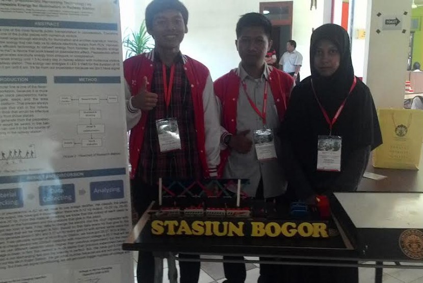 Rana Bouzida, Riffal Ruchiandrean, Sulkhan Arrosyid, mahasiswa Fisika UI pembuat project pemenen energi di stasiun Bogor.