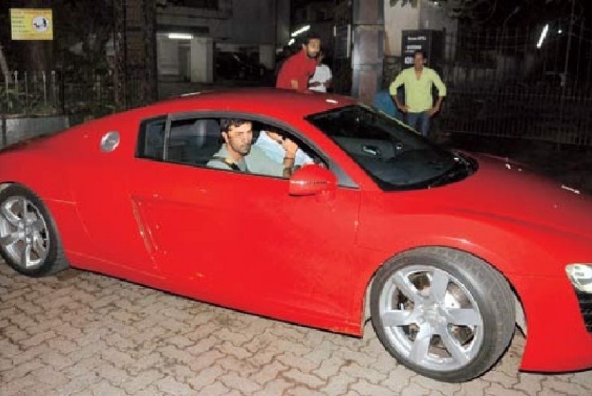 Ranbir Kapoor dan salah satu mobil mewahnya