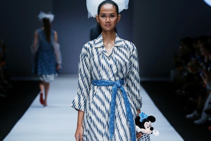 Rancangan Didiet Maulana untuk koleksi Mickey Mouse di panggung Jakarta Fashion Week. Didiet memberi tips padu padan batik.