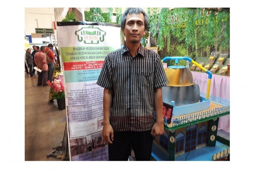 Rancangan masjid penghasil listrik dalam Pameran Pendidikan Islam Internasional atau International Islamic Education Expo (IIEE) di Indonesia Convention Exhibition (ICE) BSD, Tangerang Selatan, Banten, Kamis (23/11). Inovasi masjid ini merupakan karya Jurusan Pendidikan MIPA, Fakultas Tarbiyah dan Ilmu Keguruan IAIN Palangkaraya. 