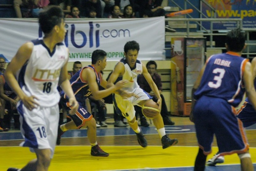 Randika dari Institut Teknologi Harapan Bangsa (ITHB) berusaha menerobos pertahanan Widyatama pada pertandingan basket Liga Mahasiswa (Lima) di GOR C'Tra Arena Bandung, Sabtu (20/10)