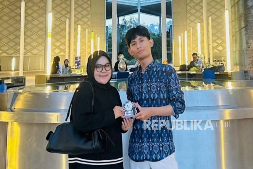 Randu Bintang, mahasiswa Prodi Digital Entrepreneur meraih juara 2 kompetesi hackathon internasional di Malaysia pada 25-27 Agustus 2025.  