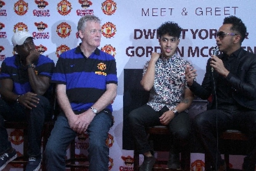 Randy Nidji (kedua kanan) dalam konferensi pers dengan legenda Manchester United beberapa waktu lalu.