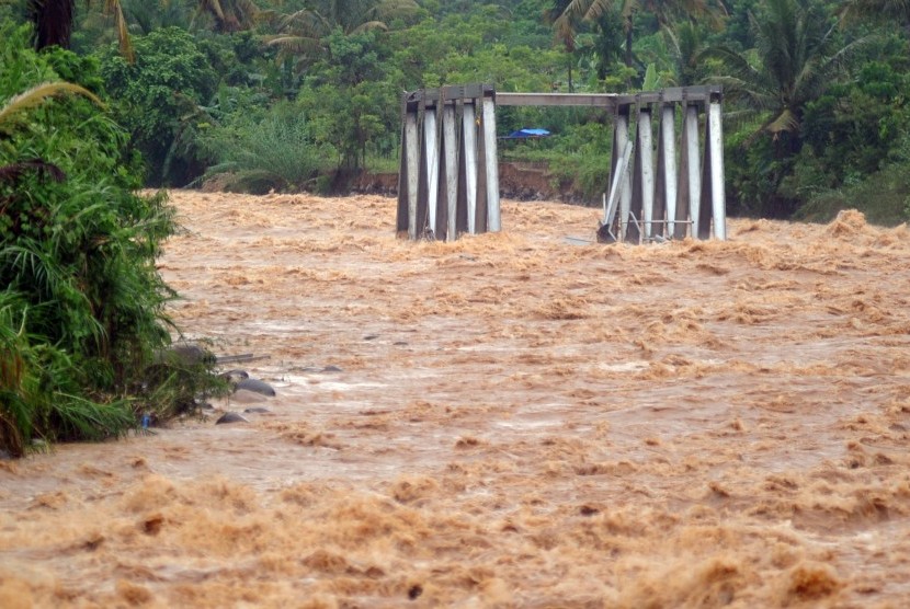 Rangka jembatan hanyut terbawa arus sungai yang meluap di Kelurahan Baringin, Lubuk Kilangan, Padang, Sumatera Barat, Jumat (2/11/2018).