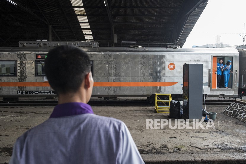 Rangkaian baru kereta api Argo Parahyangan memasuki stasiun Bandung, Jawa Barat, Kamis (1/3).